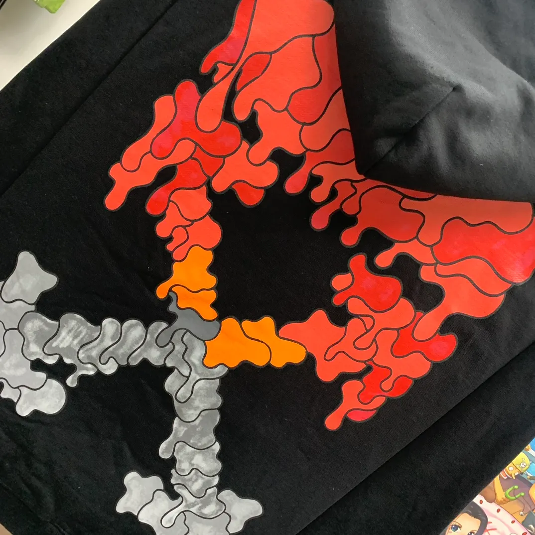 [New] Top tested version, the new OFF-WHITE water droplets dissolve ice cream, glue arrows, same style hooded sweatshirts for male and female couples stars, graffiti arrow series, European niche culture, high street, versatile, inkjet graffiti water drop arrows 💧 hot melt gradient effect! The printing adopts the imported glue hot stamping process. The printing has an overlapping and melting texture, creating a three-dimensional and dynamic effect. After high temperature and heat fixation, the firmness is very high, so there is no need to worry about the printing fading and falling off easily! The fabric is made of custom-woven and dyed pure cotton twill terry that has been pre-shrunk by washing and treated to prevent pilling. The collar is elastic and the collar is all hemmed. The collar will not deform even after repeated cleaning for a long time!  Complete range of PB packaging bags with wash water label tags and comparison support! 🚩Wall crack recommendation is different from the market currency! A full set of customized accessories! Strict quality control! ZP-purchasing agent of the same level! It’s extremely difficult to reproduce, so don’t be afraid of any comparison! Give it away and keep it for yourself. Color: black. Size chart: XS-L P:390
